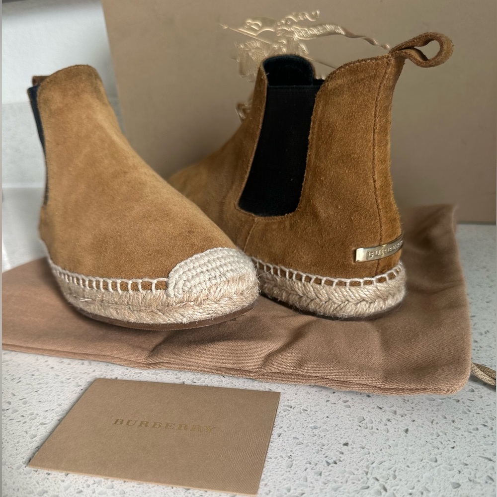 Authentic women Burberry Suede Espadrille Boots, like new condition🤩